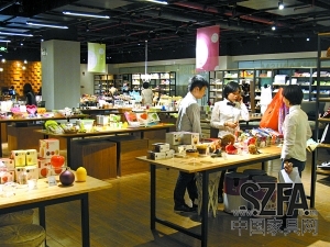 進駐大型購物商場的家品店,人流也比平時多了不少。